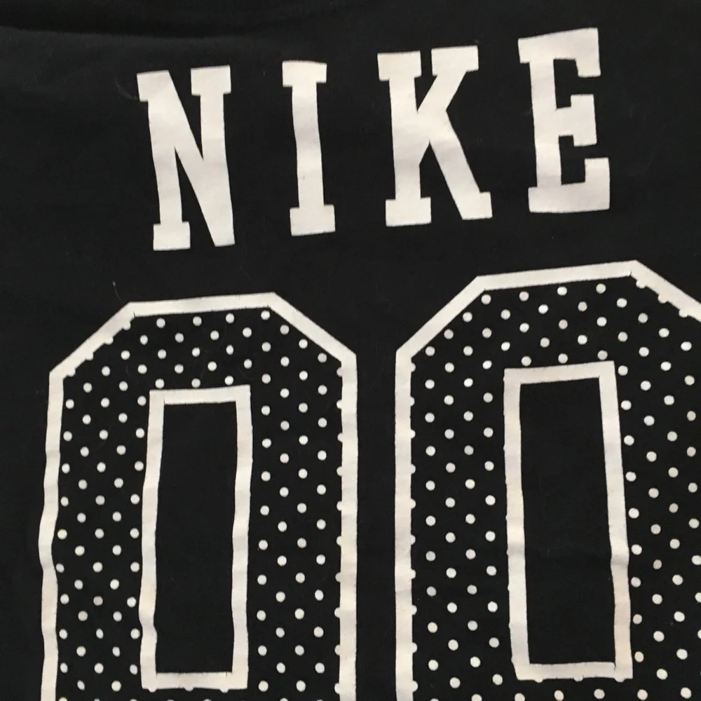FINAL MARKDOWN Girls Nike tee medium